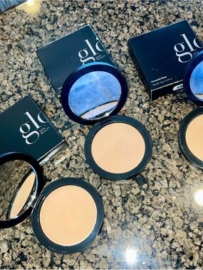 THREE Glo Skin Beauty Pressed Base Compacts - Shade Honey Medium